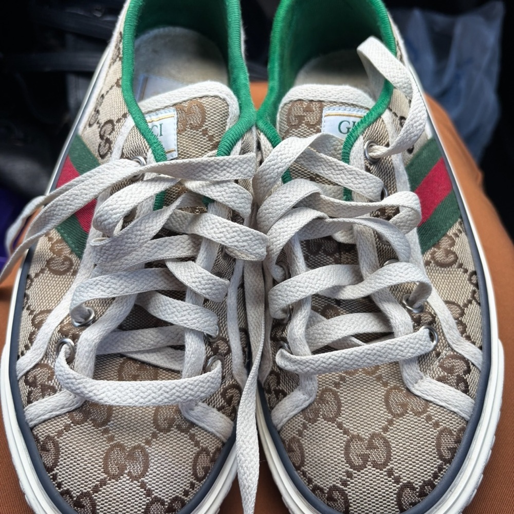 Gucci Kids Beige Sneakers with Green and Red Stripes